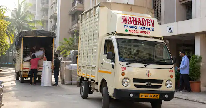 Mahadev Tempo Service truck in Mumbai ready for house shifting